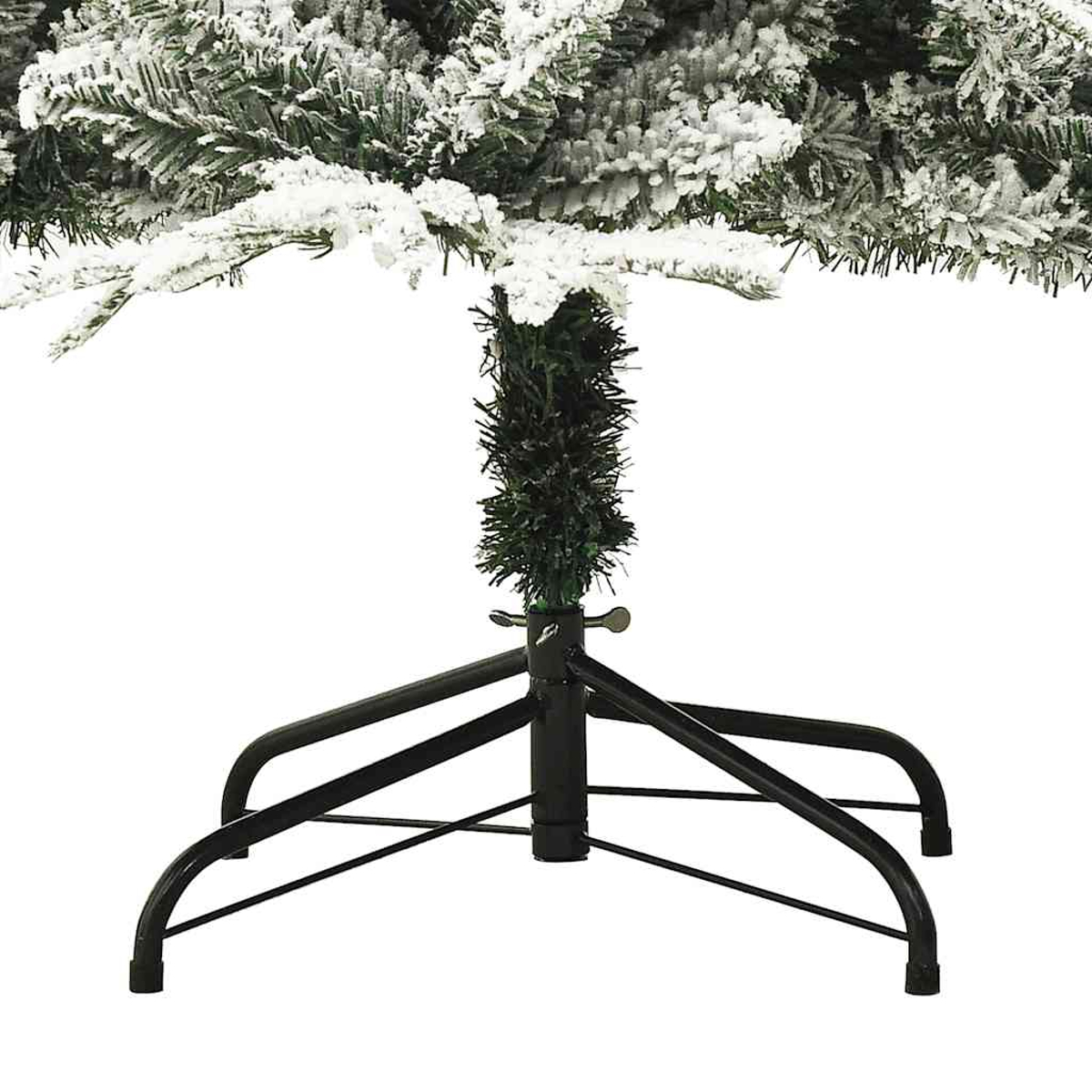 Nahaufnahme einer Weihnachtsbaumbasis. Der Baum ist mit Schnee bedeckt. Der schwarze Metallsockel hat vier Beine.