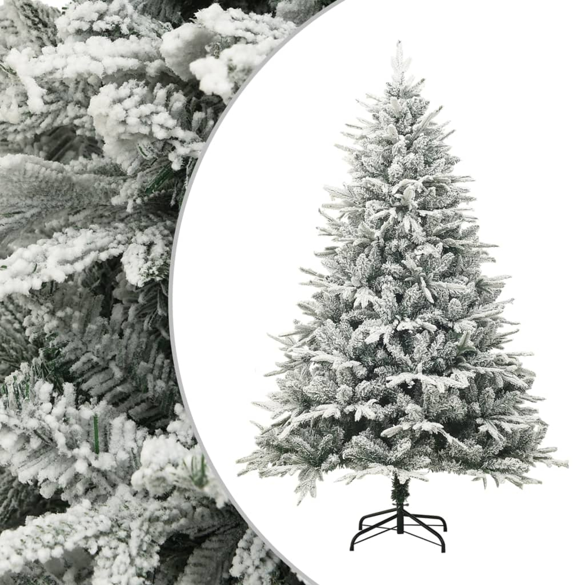 Ein schneebedeckter Weihnachtsbaum vor weißem Hintergrund. Nahaufnahme von schneebedeckten Ästen links. Schwarzer Metallbaumständer.