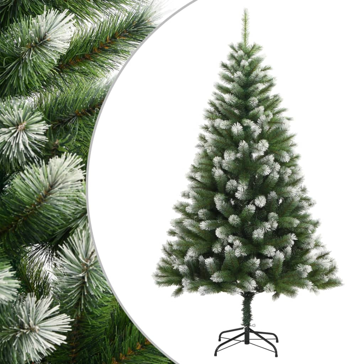 Ein grüner künstlicher Weihnachtsbaum mit schneeweißen Akzenten. Er steht auf einem schwarzen Metallständer, mit Kiefernästen links.