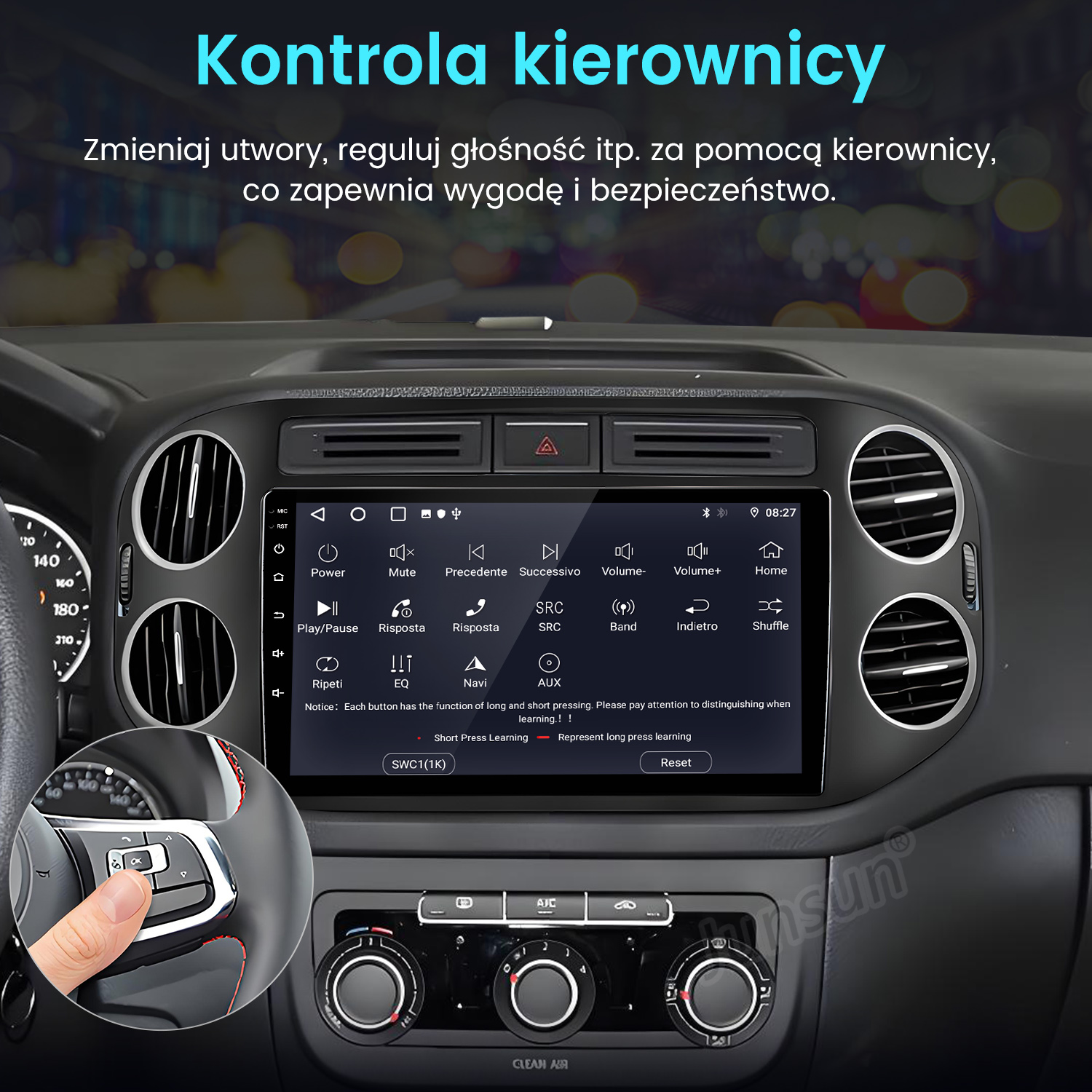 Deska rozdzielcza samochodu z ekranem dotykowym. Ręka naciska przycisk na kierownicy. Widoczny tekst po polsku.
