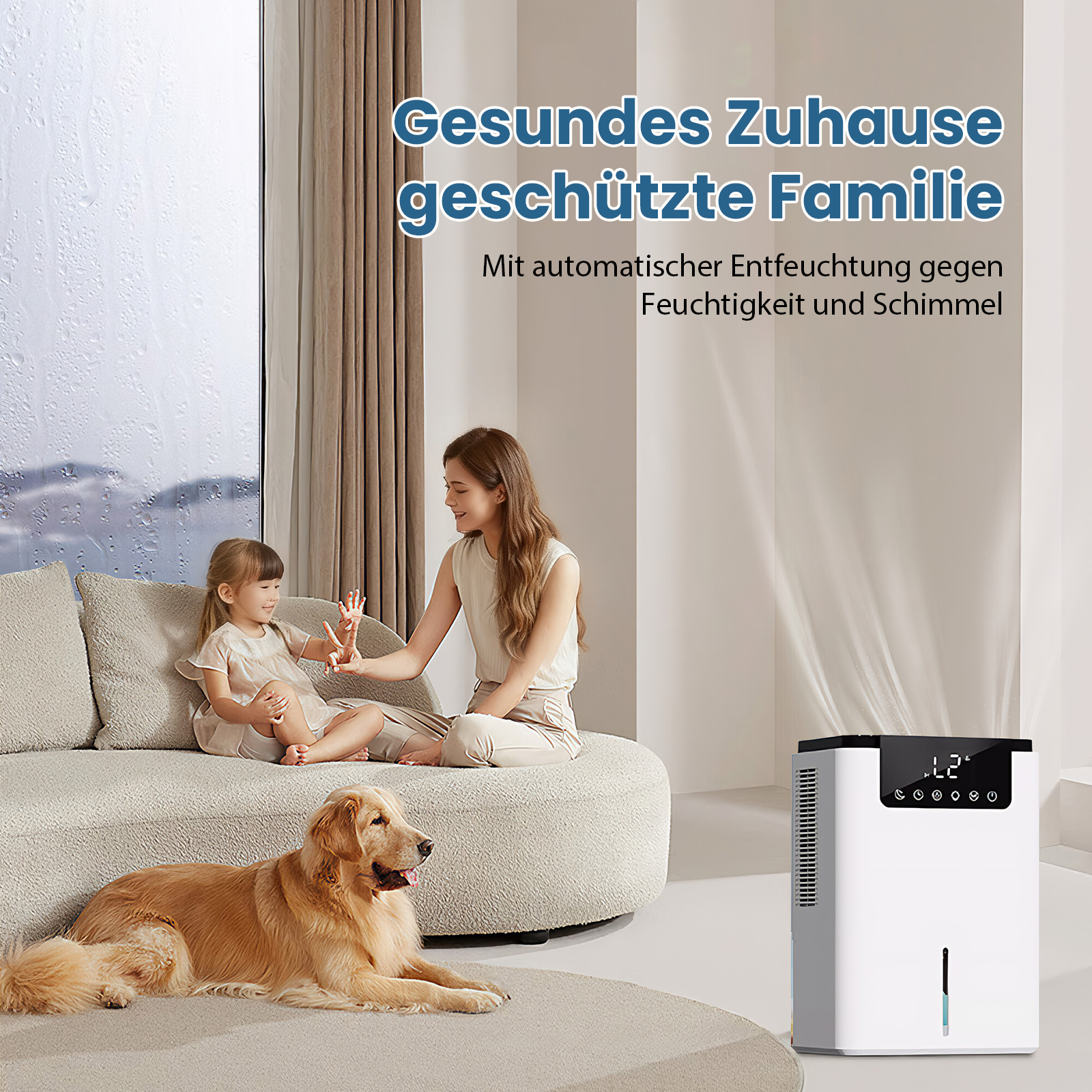 Eine Frau und ein Kind sitzen mit einem Hund auf einem Sofa. Rechts steht ein Luftentfeuchter. Der Text lautet 'Gesundes Zuhause, geschützte Familie'.