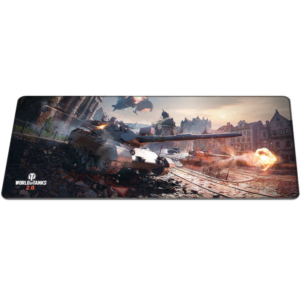Un tappetino per mouse di World of Tanks. I carri armati sparano in una città, con esplosioni e fumo. Edifici sullo sfondo.