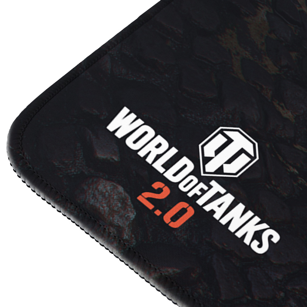 Tappetino nero con testo e logo 'World of Tanks 2.0' bianchi. Ha una superficie a fantasia e un bordo cucito.