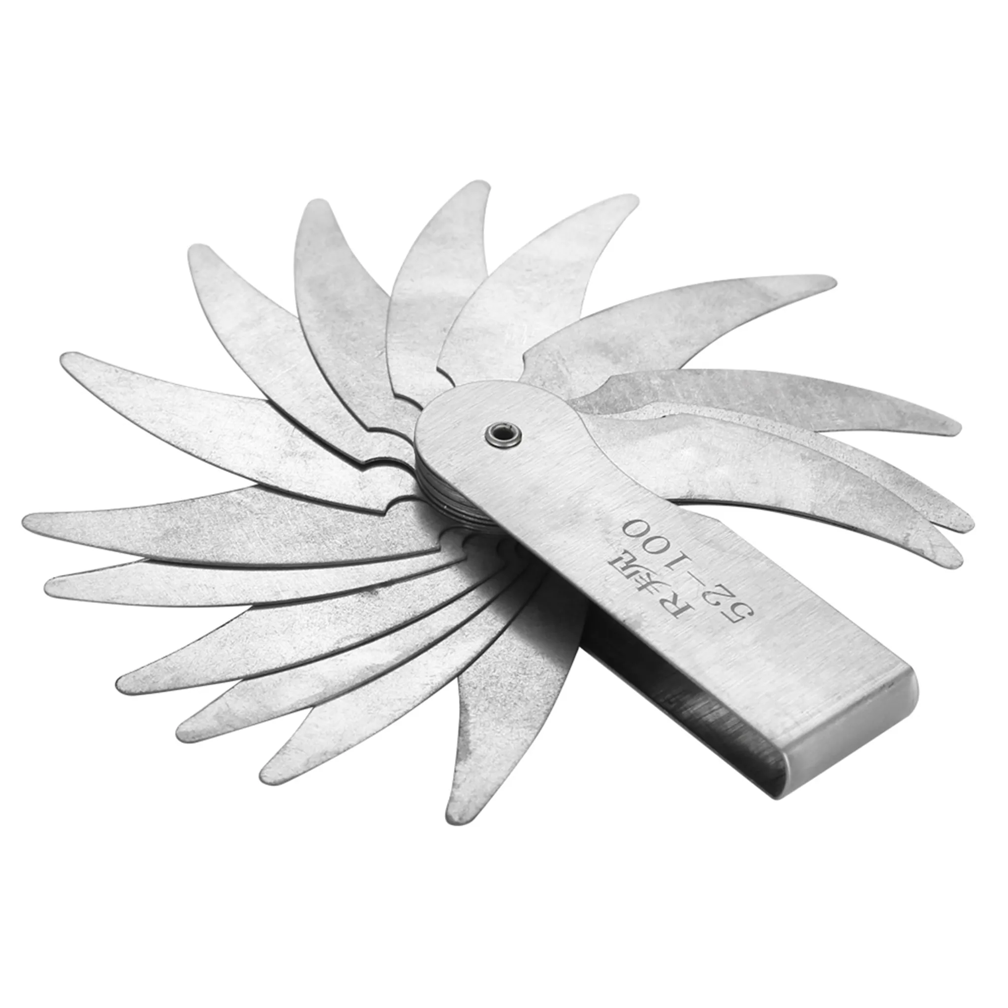 Ein metallisches Blattlehrenwerkzeug. Das Werkzeug verfügt über mehrere dünne, gebogene Metallblätter, die an einem Griff befestigt sind. Es ist auf weißem Hintergrund.