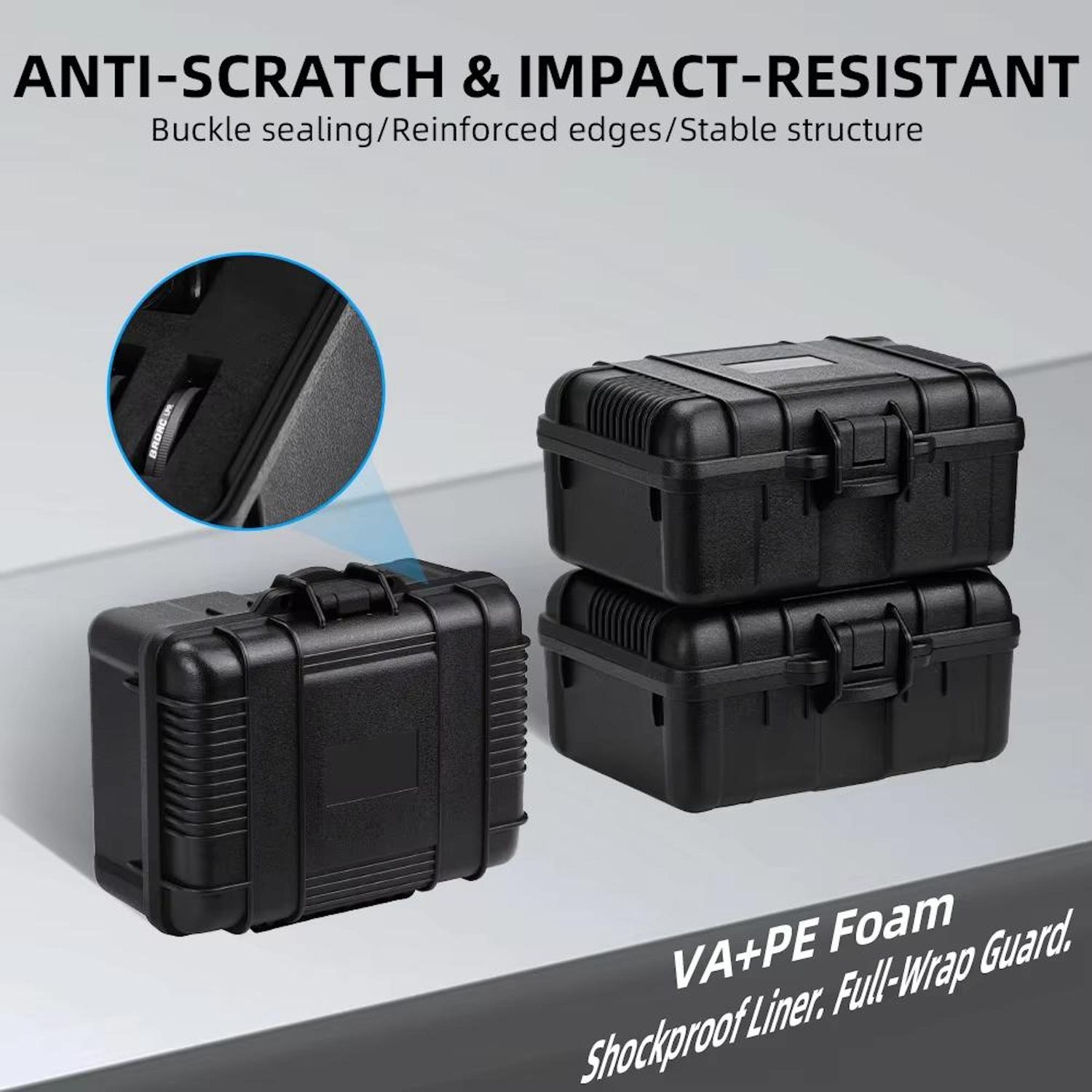 Das Bild zeigt drei schwarze Koffer, einer ist geöffnet. Der Text lautet 'ANTI-SCRATCH & IMPACT-RESISTANT'. Merkmale sind Schnallenverschluss und verstärkte Kanten.