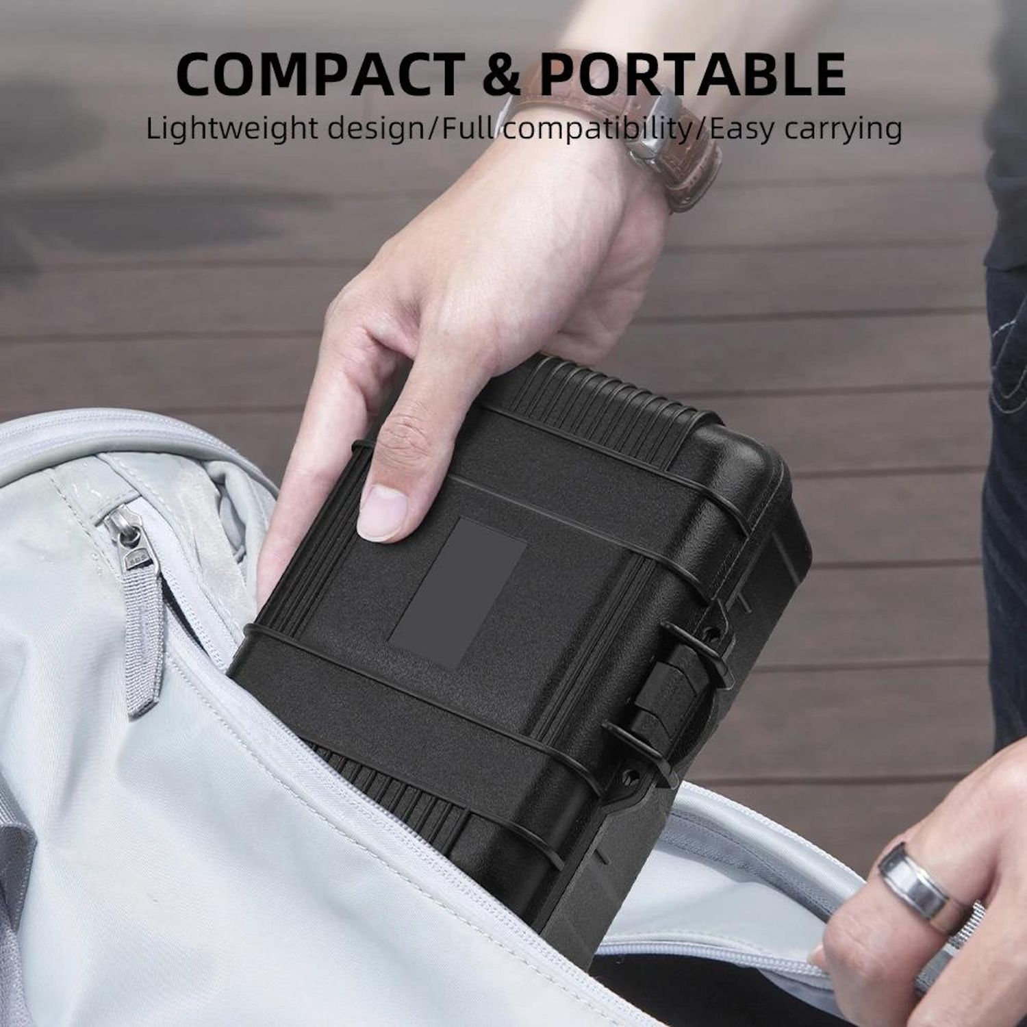 Eine Hand legt einen schwarzen Koffer in einen grauen Rucksack. Text: Kompakt & tragbar. Leichtes Design/Volle Kompatibilität/Einfaches Tragen.