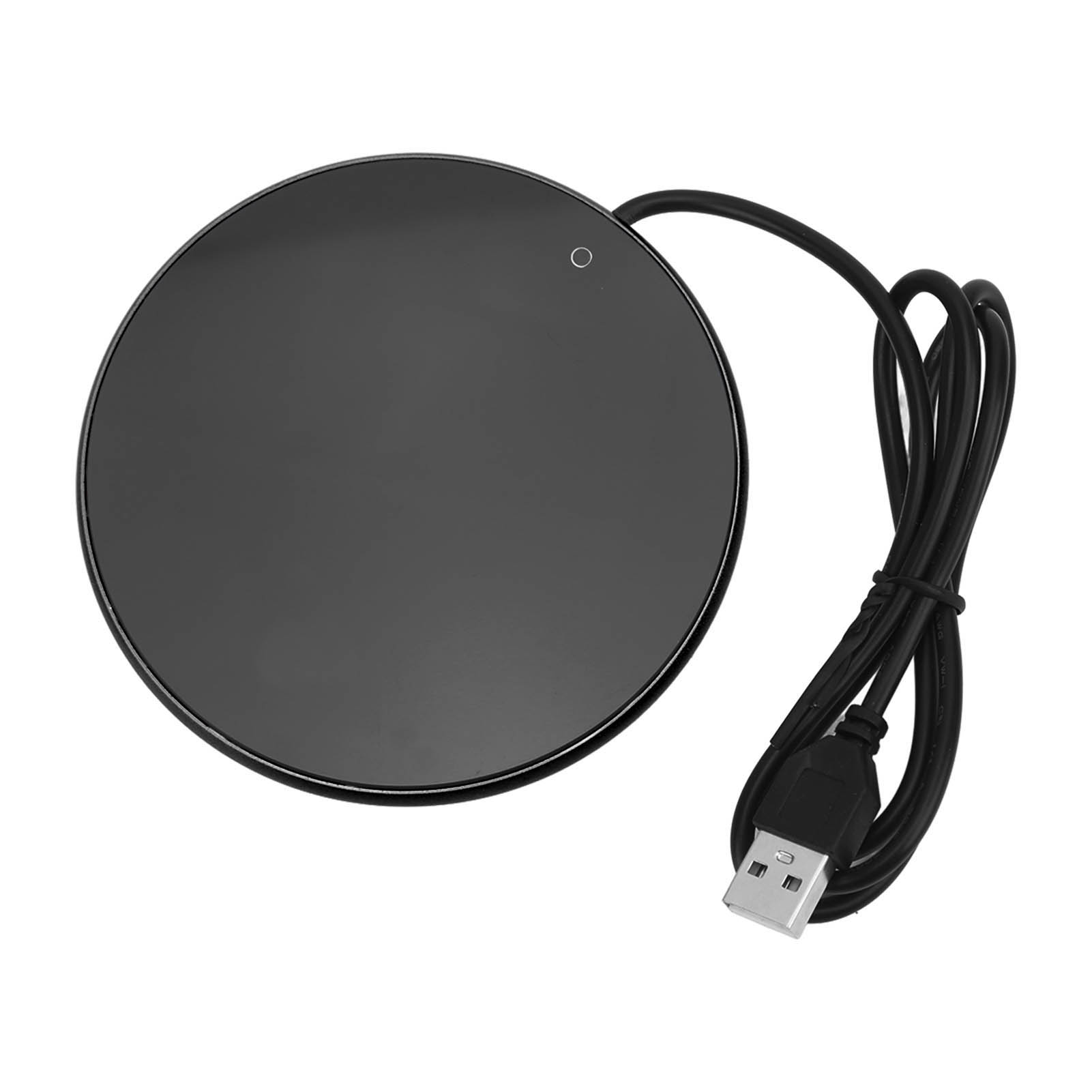 Schwarzer, kreisförmiger USB-Tassenwärmer mit schwarzem Kabel und USB-Anschluss. Weißer Hintergrund.