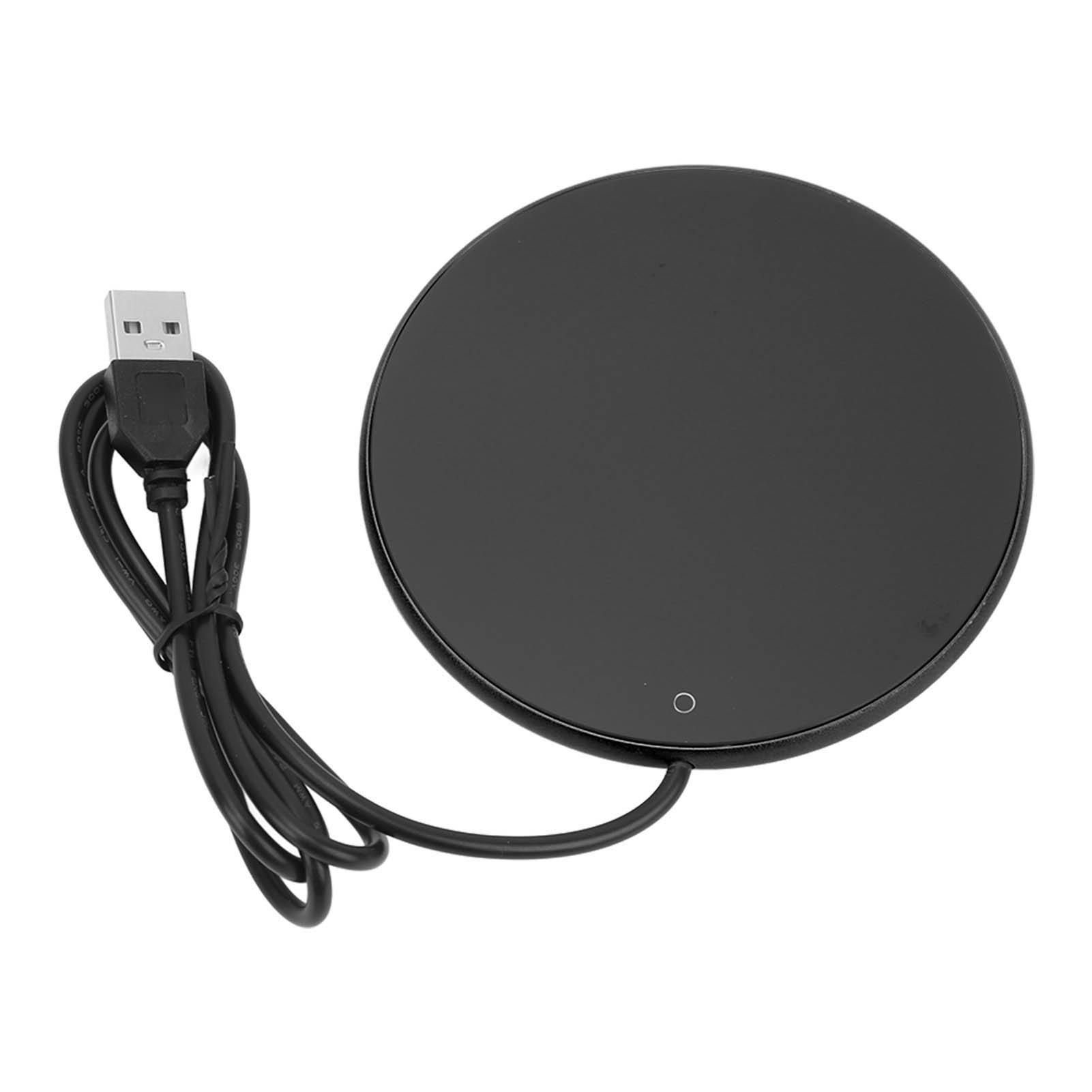 Ein schwarzer, USB-betriebener Getränkewärmer. Er hat eine runde Heizfläche und ein USB-Kabel.