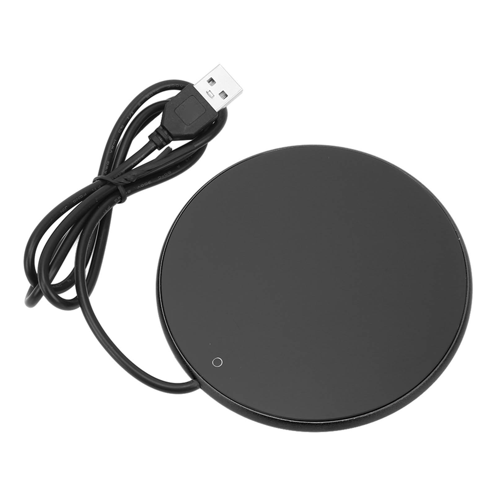 Ein schwarzer USB-beheizter Tassenwärmer mit runder Heizfläche und USB-Kabel.