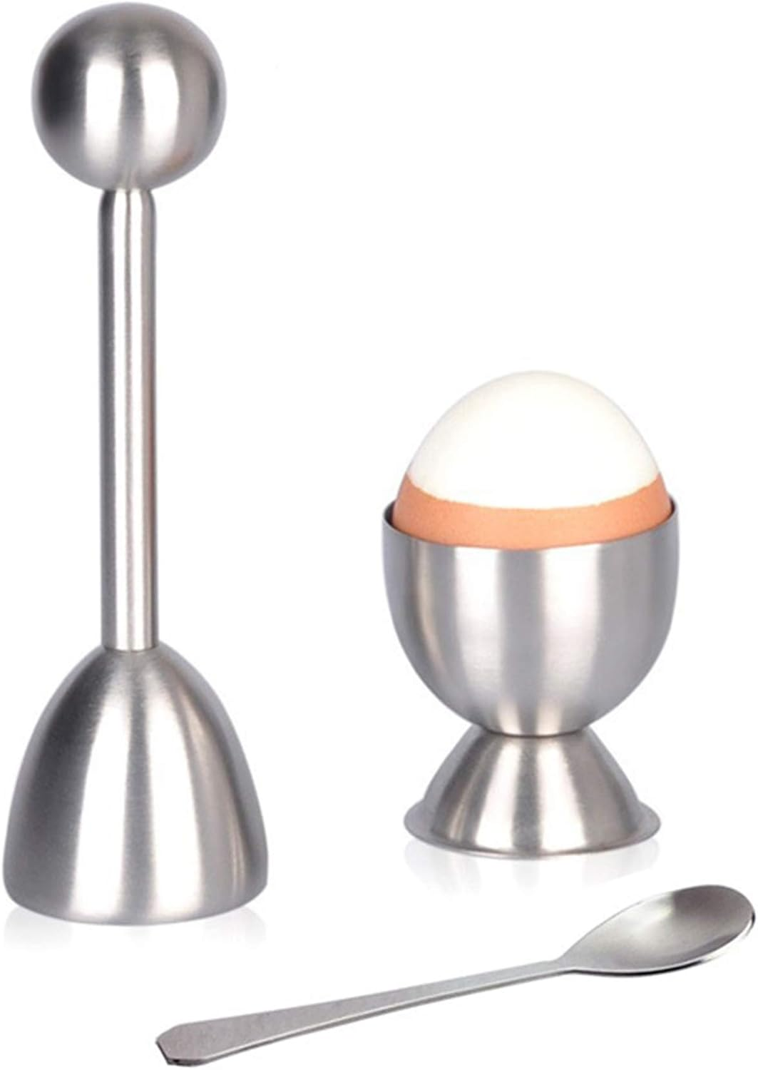 Ein Eieröffner, ein Eierbecher mit Ei und ein Löffel aus Edelstahl. Das Ei ist weiß und braun.