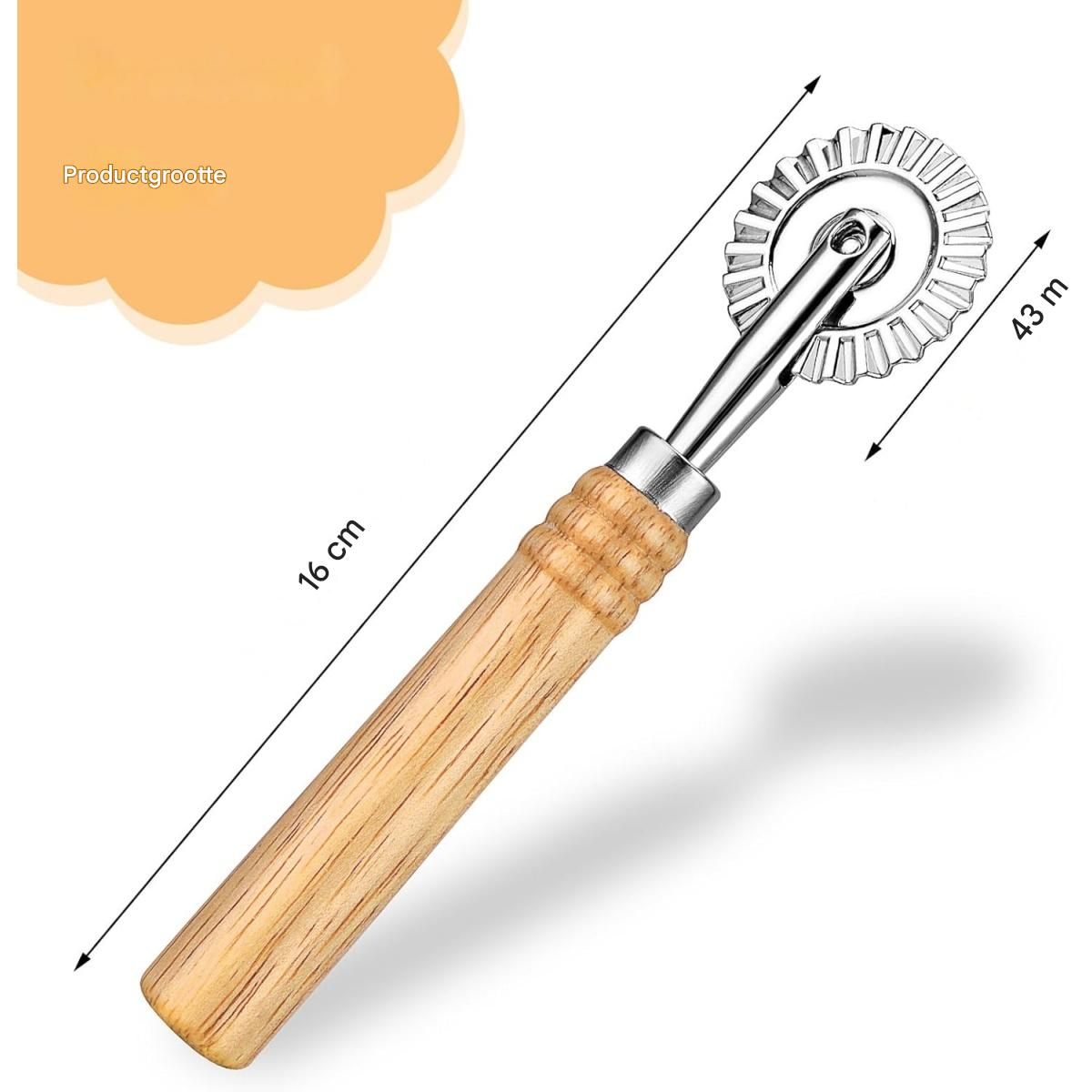 Ein Ravioli-Schneider mit Holzgriff und gezahntem Rad. Er ist 16 cm lang und das Rad hat einen Durchmesser von 43 m.