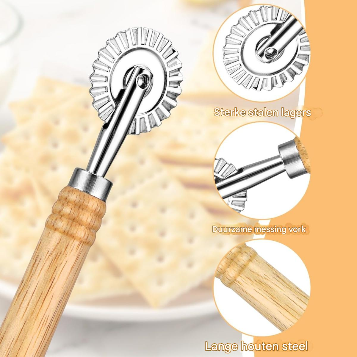 Ein Ravioli-Schneider mit Holzgriff. Mehrere Nahaufnahmen zeigen Details: die Klinge, die Metallteile und den Griff.