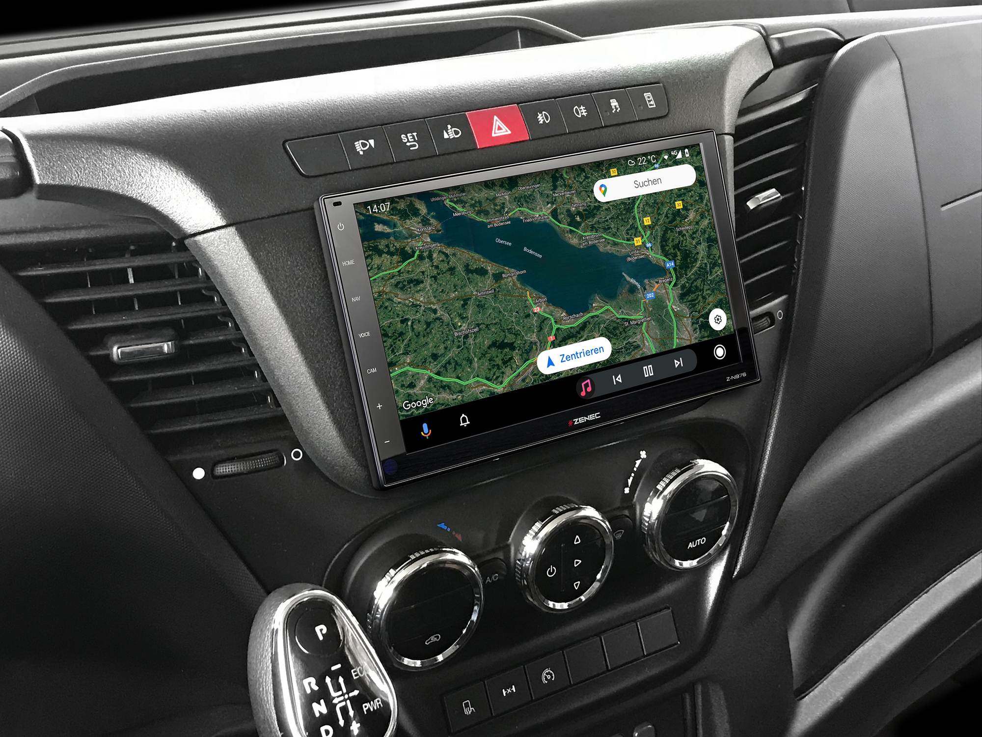 Autoinnenraum mit Navigationsbildschirm, Knöpfen und Drehreglern. Der Bildschirm zeigt eine Seekarte. Das Innere ist schwarz.