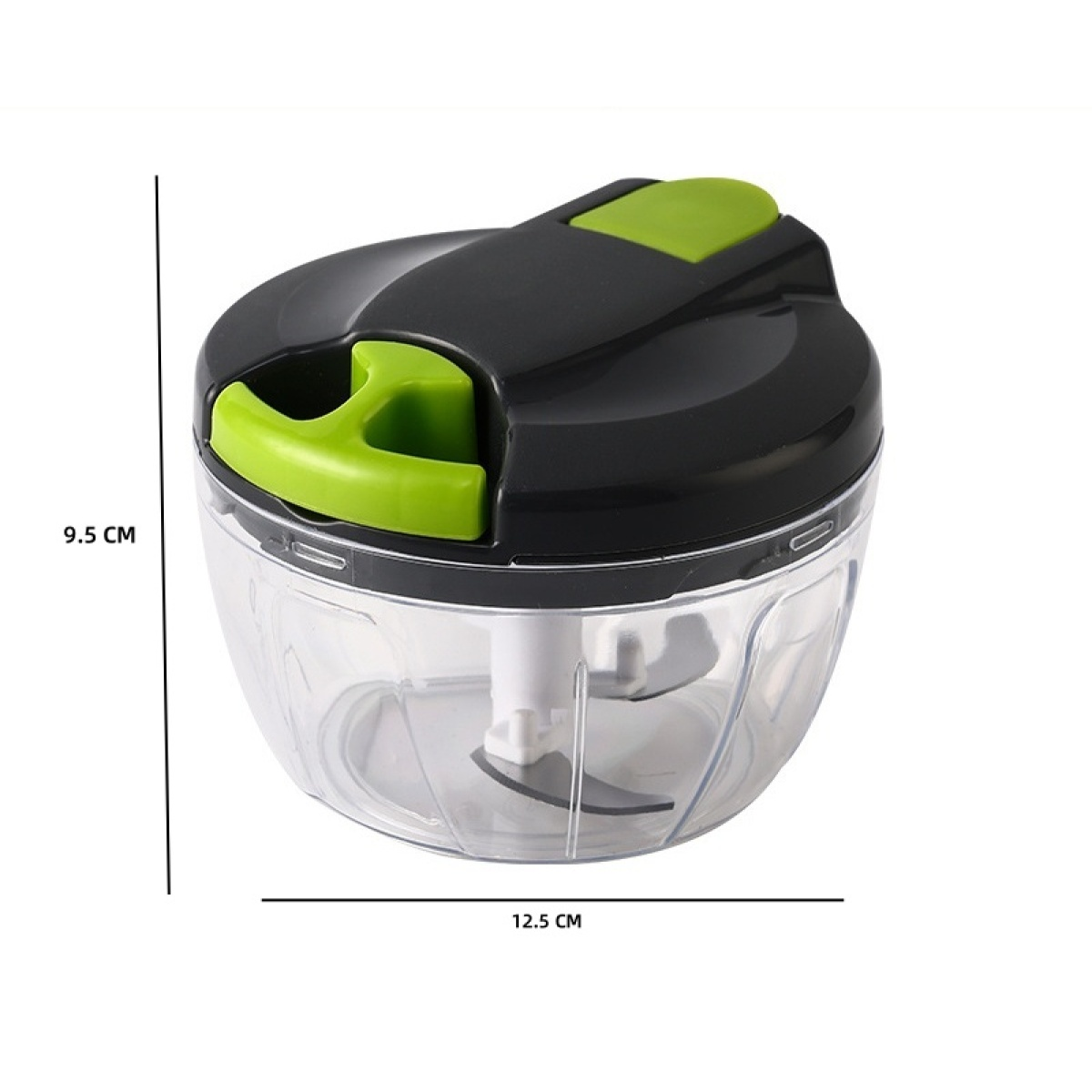 Ein manueller Zerkleinerer mit einem schwarz-grünen Deckel und transparentem Behälter. Klingen sind im Inneren sichtbar. Abmessungen: 9,5 cm Höhe, 12,5 cm Breite.