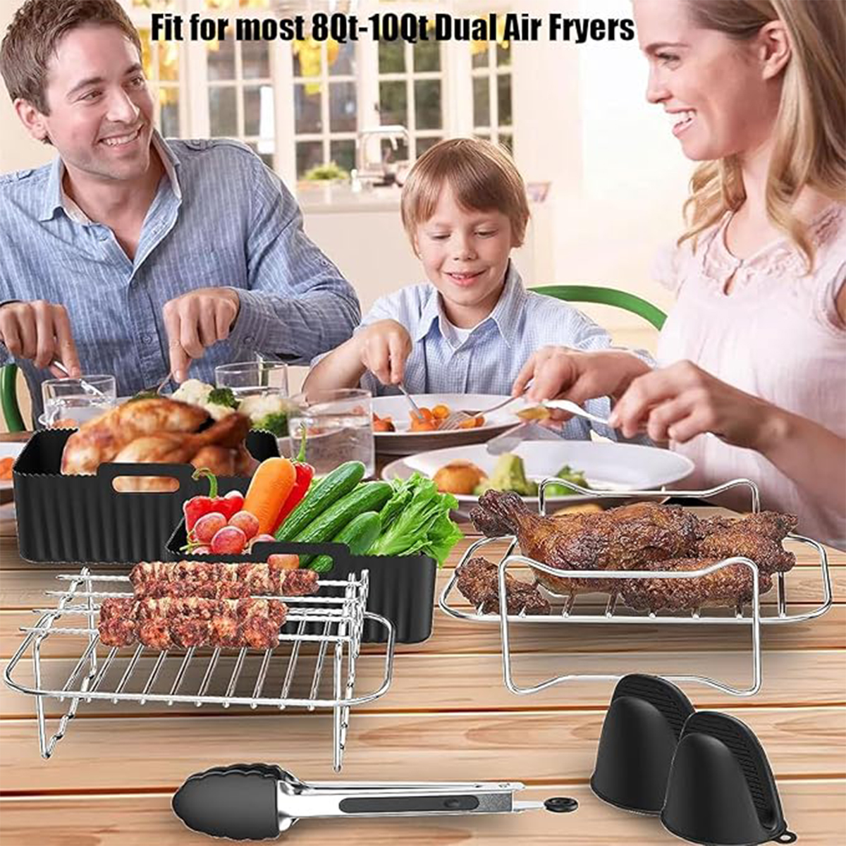 Familie beim Essen, mit Zubehör für die Heißluftfritteuse. Essen auf Tellern, Gemüse und Fleisch sind sichtbar. Zangen und Ofenhandschuhe sind im Vordergrund.