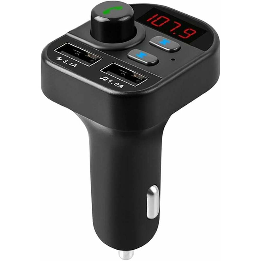 Ein schwarzes Autoladegerät mit USB-Anschlüssen, einem Display mit der Anzeige 107.9 und Tasten. Es hat einen runden Knopf oben.