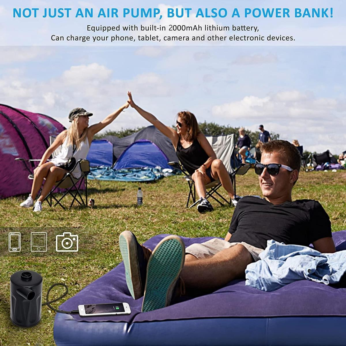 Camping. Ein Mann liegt auf einer Luftmatratze. Zwei Frauen klatschen sich ab. Eine Luftpumpe lädt ein Telefon. Text: Luftpumpe & Powerbank.