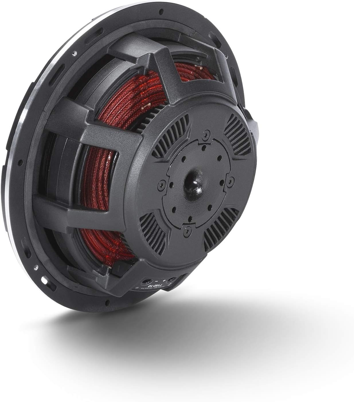 Nahaufnahme eines schwarzen Subwoofers. Rote Spulen sind innen sichtbar. Der Lautsprecher ist angewinkelt und wirft einen Schatten auf weißen Hintergrund.