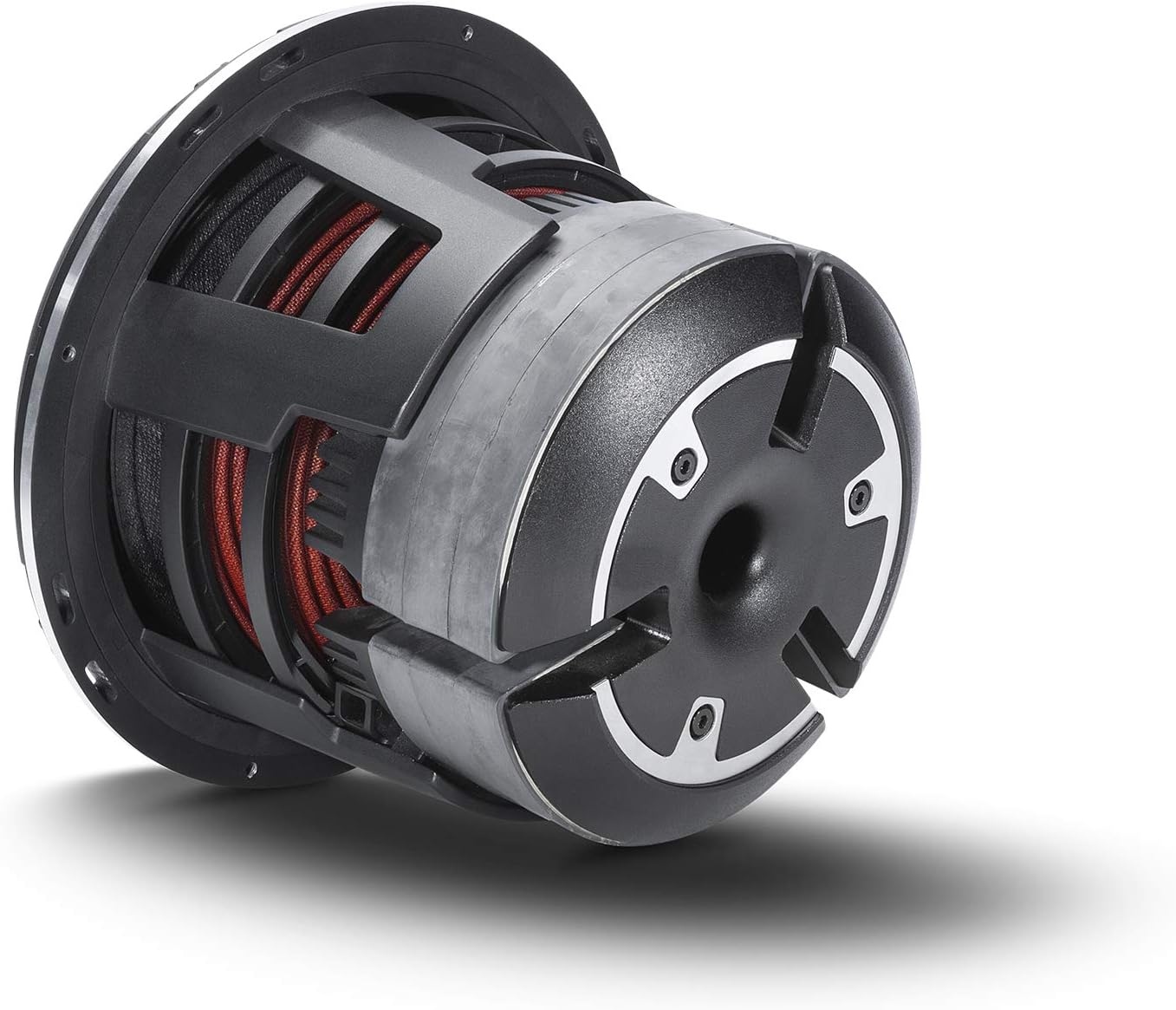Nahaufnahme eines Auto-Subwoofers. Es hat ein schwarz-silbernes Design mit roter Innenverkabelung und einer Gummi-Umrandung.