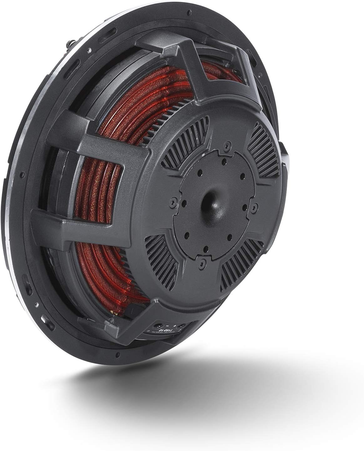 Nahaufnahme eines schwarzen Subwoofers mit roten Innenkomponenten vor weißem Hintergrund. Der Lautsprecher ist abgewinkelt.