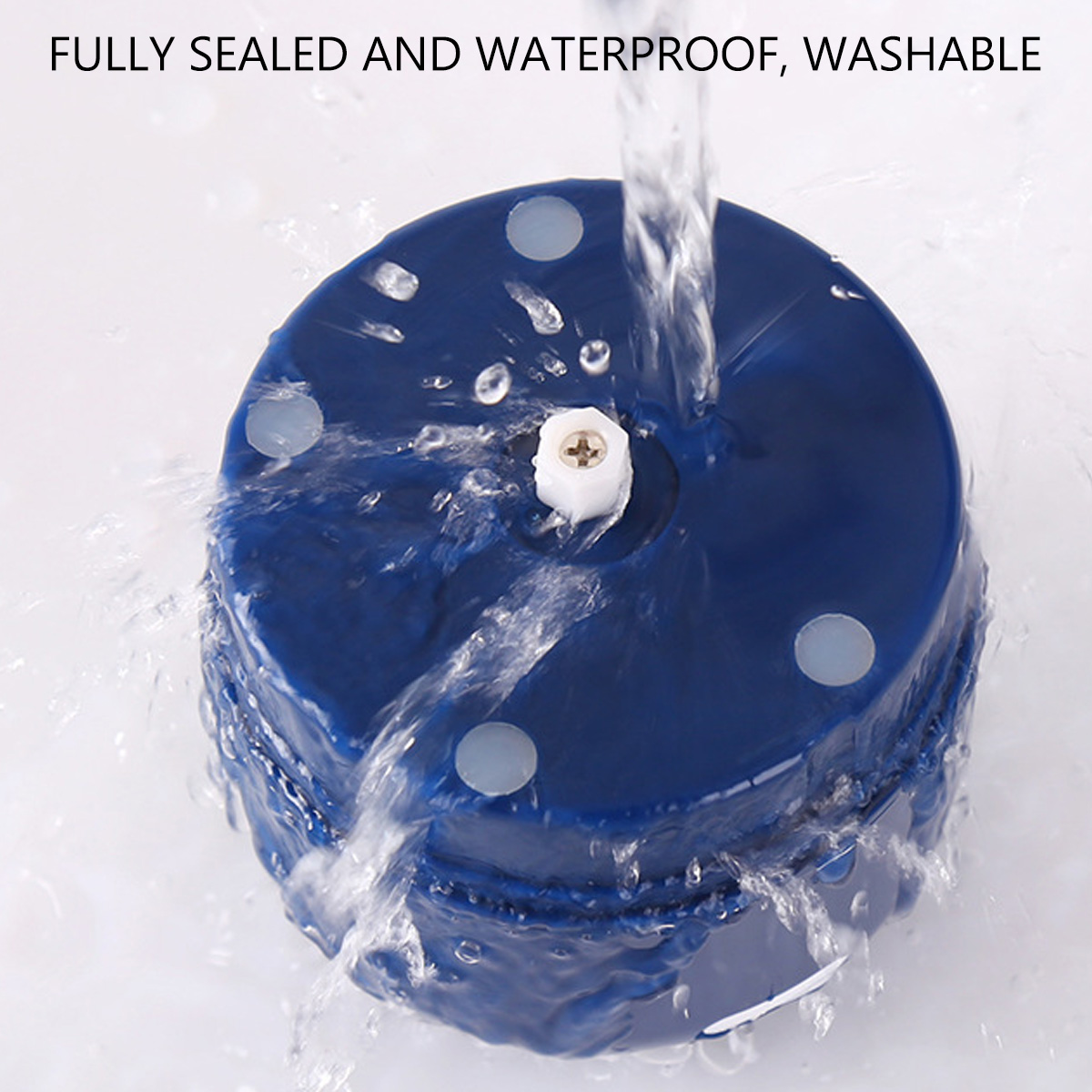 Ein blaues, rundes, wasserdichtes Gerät wird mit Wasser gewaschen. Das Gerät hat eine weiße Schraube und weiße Pads oben.