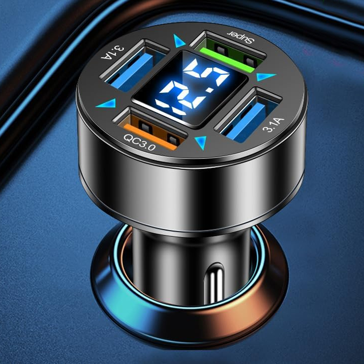 Ein silbernes USB-Autoladegerät mit Digitalanzeige 5.2. Es hat mehrere Anschlüsse mit unterschiedlichen Farben und Beschriftungen.