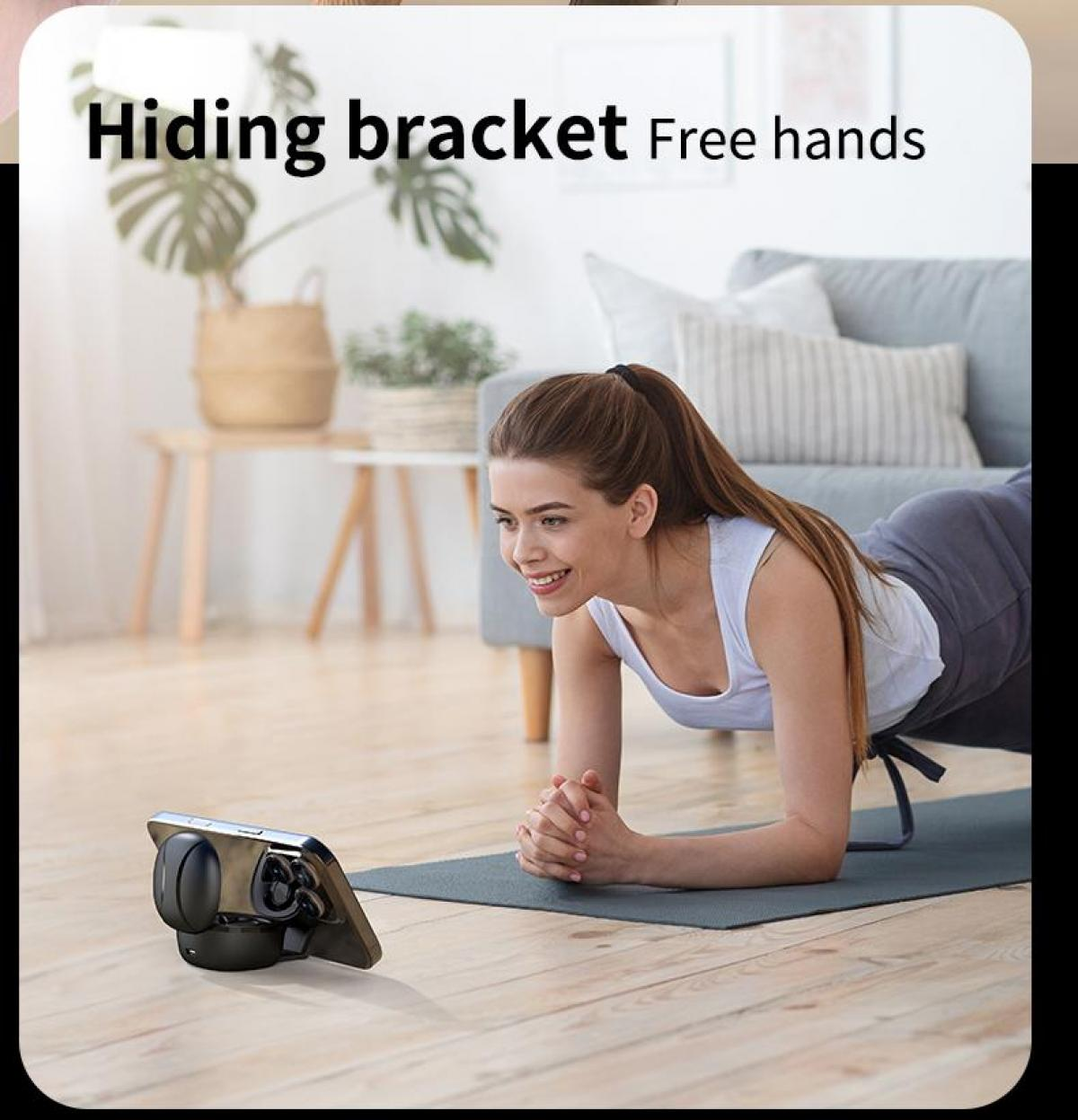 Frau in Plank-Position, lächelt auf ein Tablet auf einem Ständer. Wohnraum mit Couch und Pflanze im Hintergrund.