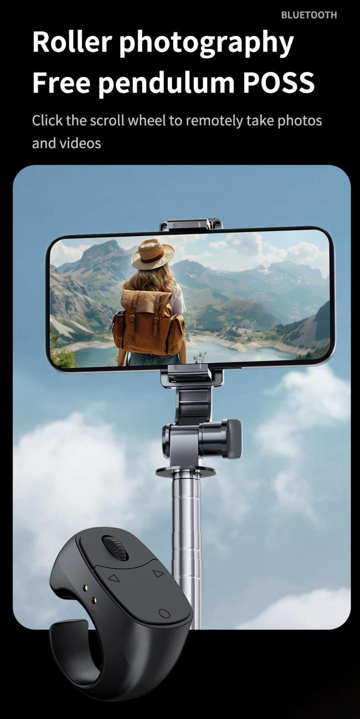 Ein Telefon zeigt eine Frau mit Rucksack, Berge im Hintergrund. Eine schwarze Fernbedienung im Vordergrund und ein Selfie-Stick.