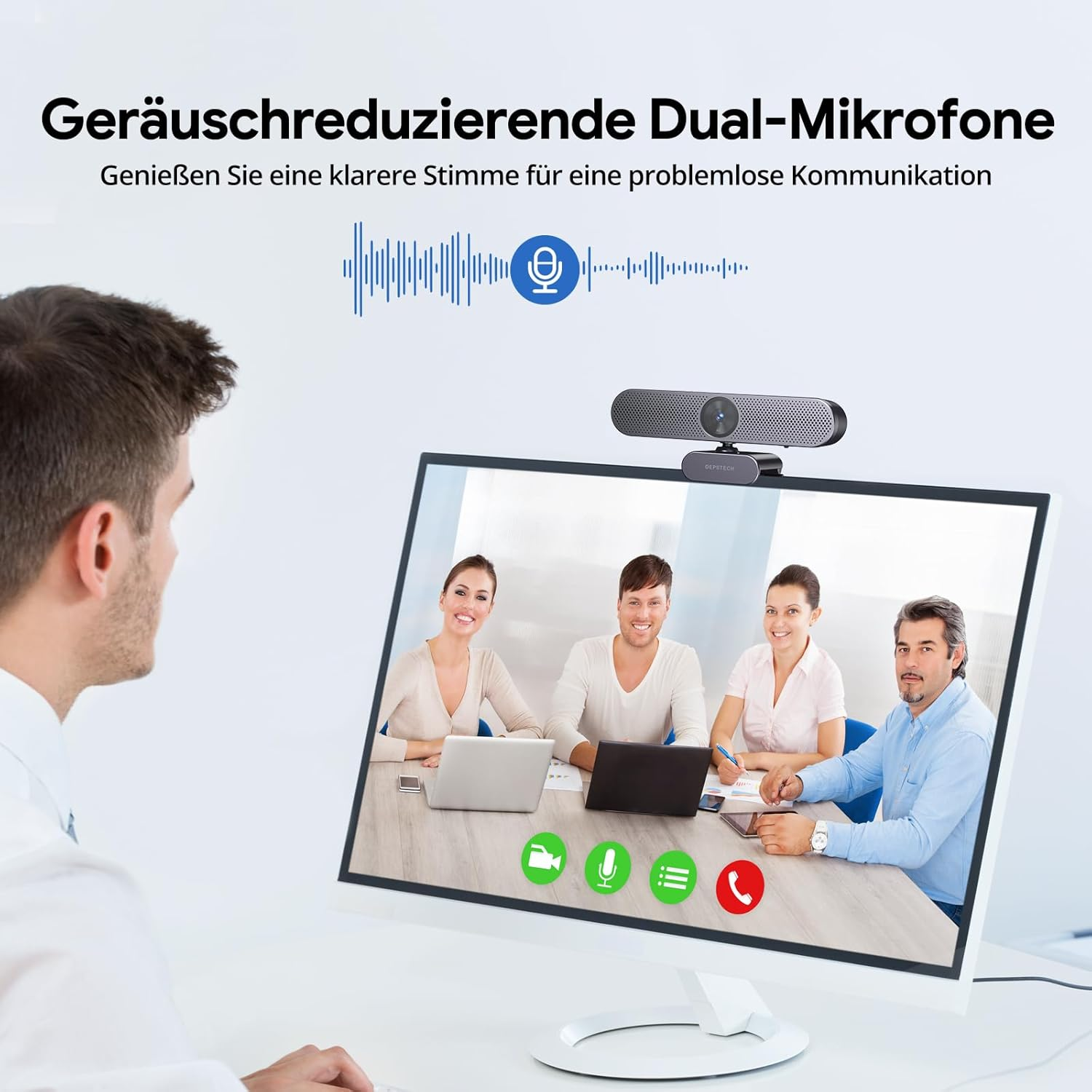 Mężczyzna w białej koszuli patrzy na ekran pokazujący połączenie wideo z czterema osobami. Kamera internetowa jest na górze ekranu.