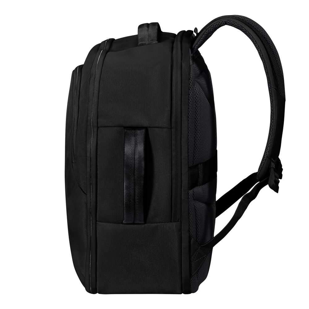 Seitenansicht eines schwarzen Rucksacks. Er hat einen Griff, verstellbare Träger und einen gebogenen Schultergurt. Der Beutel ist auf weißem Grund.