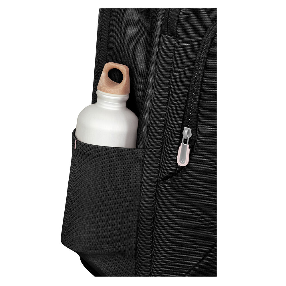 Nahaufnahme eines schwarzen Rucksacks mit einer Wasserflasche in der Seitentasche. Auch ein Reißverschluss ist sichtbar. Die Flasche ist silber.