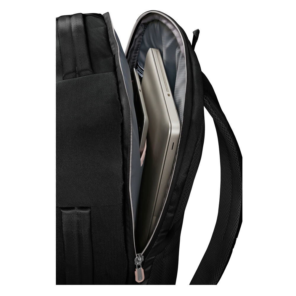 Schwarzer Rucksack mit offenem Laptopfach. Ein silberner Laptop und ein Tablet sind sichtbar. Reißverschluss und Schultergurt sind auch sichtbar.