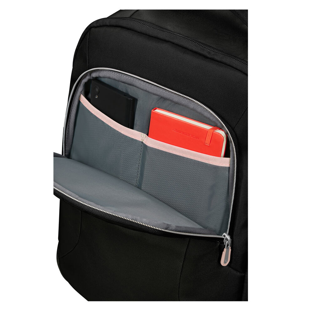 Schwarzer Rucksack mit offener Tasche. Im Inneren sind ein Telefon und ein rotes Notizbuch sichtbar. Die Tasche hat ein rosa Futter.