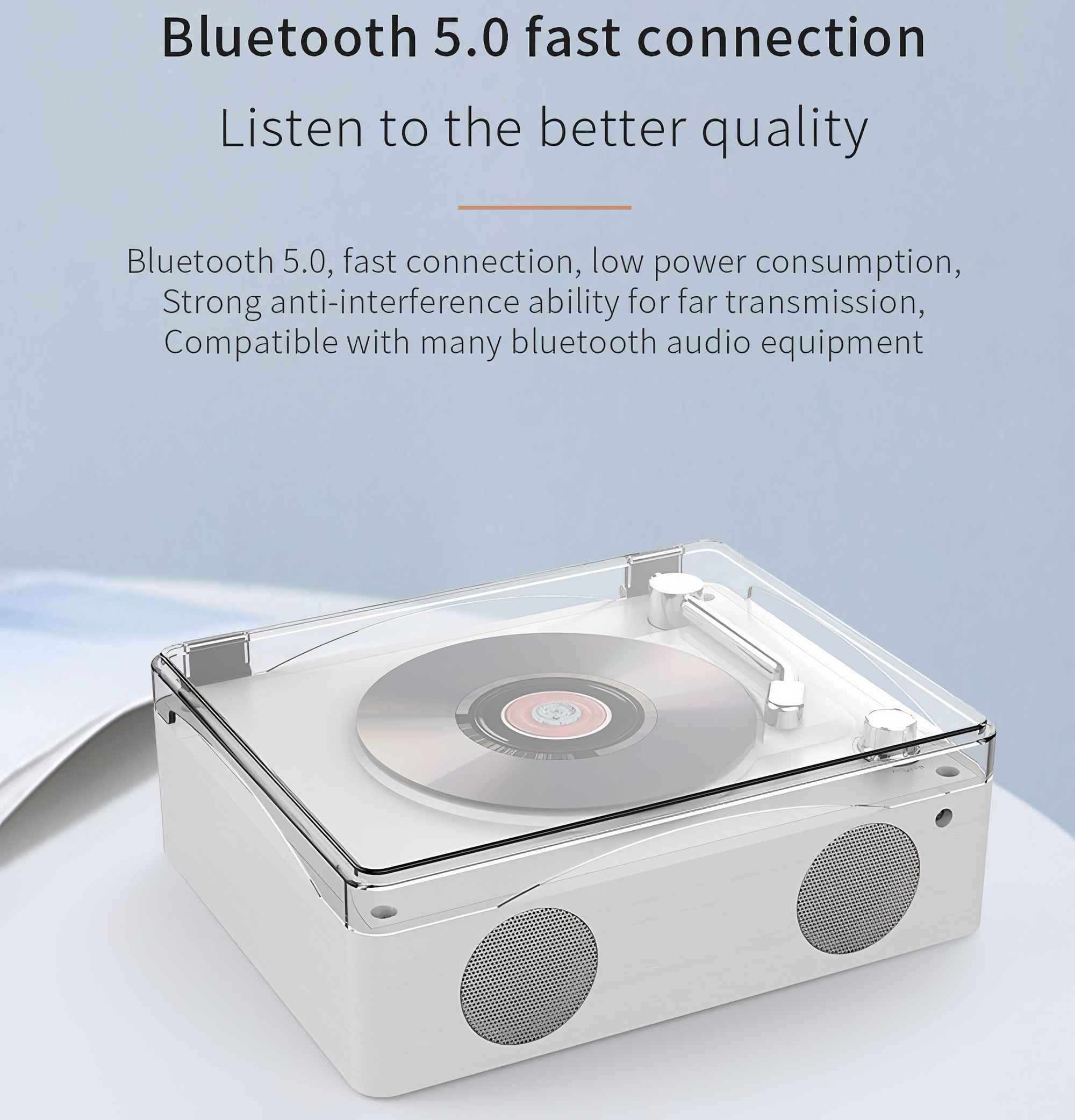 Ein weißer Plattenspieler mit klarer Abdeckung steht auf einer weißen Oberfläche. Darüber steht Bluetooth 5.0 und Hören Sie bessere Qualität.
