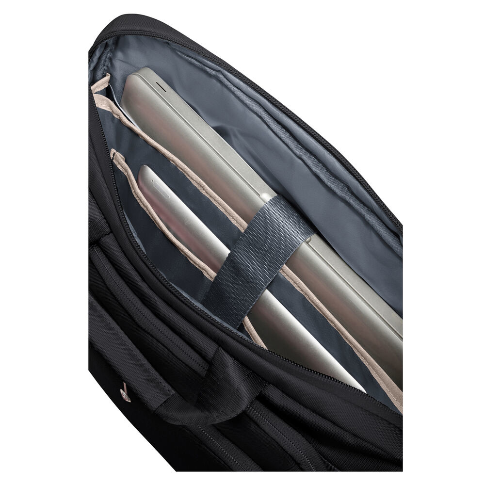 Uno zaino nero è aperto, rivelando un laptop e altri oggetti. Il laptop è tenuto in posizione da una cinghia.