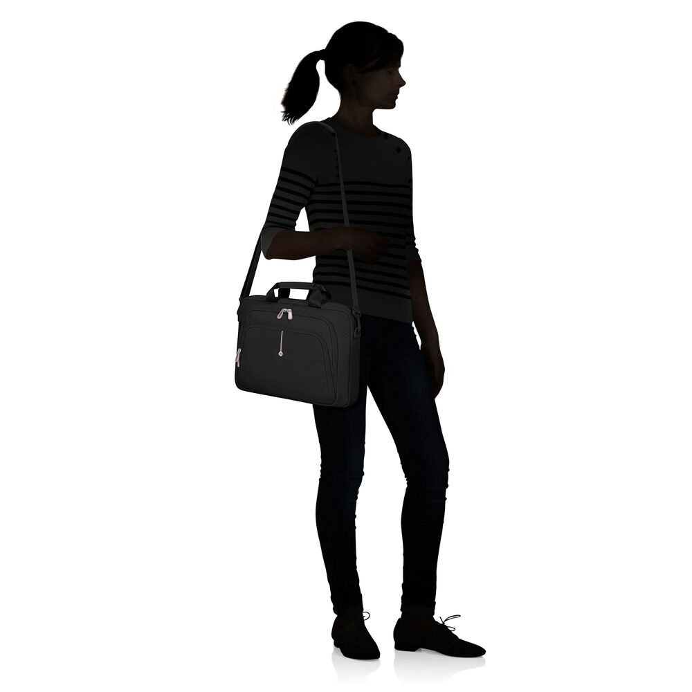 Silhouette di una persona con una borsa nera. Indossa una camicia a righe, jeans e scarpe. La borsa ha una tracolla.