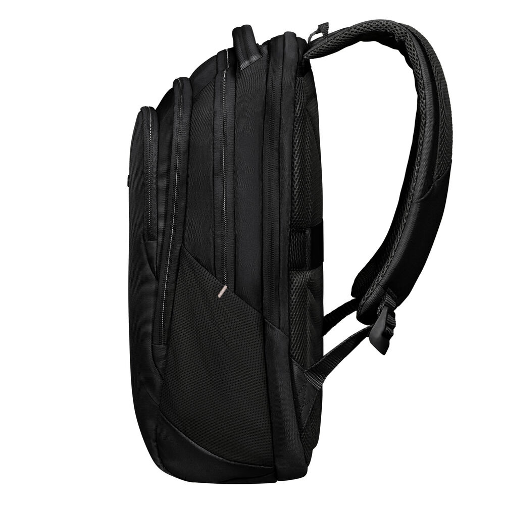 Seitenansicht eines schwarzen Rucksacks mit mehreren Fächern und einem gepolsterten Schultergurt, vor weißem Hintergrund.