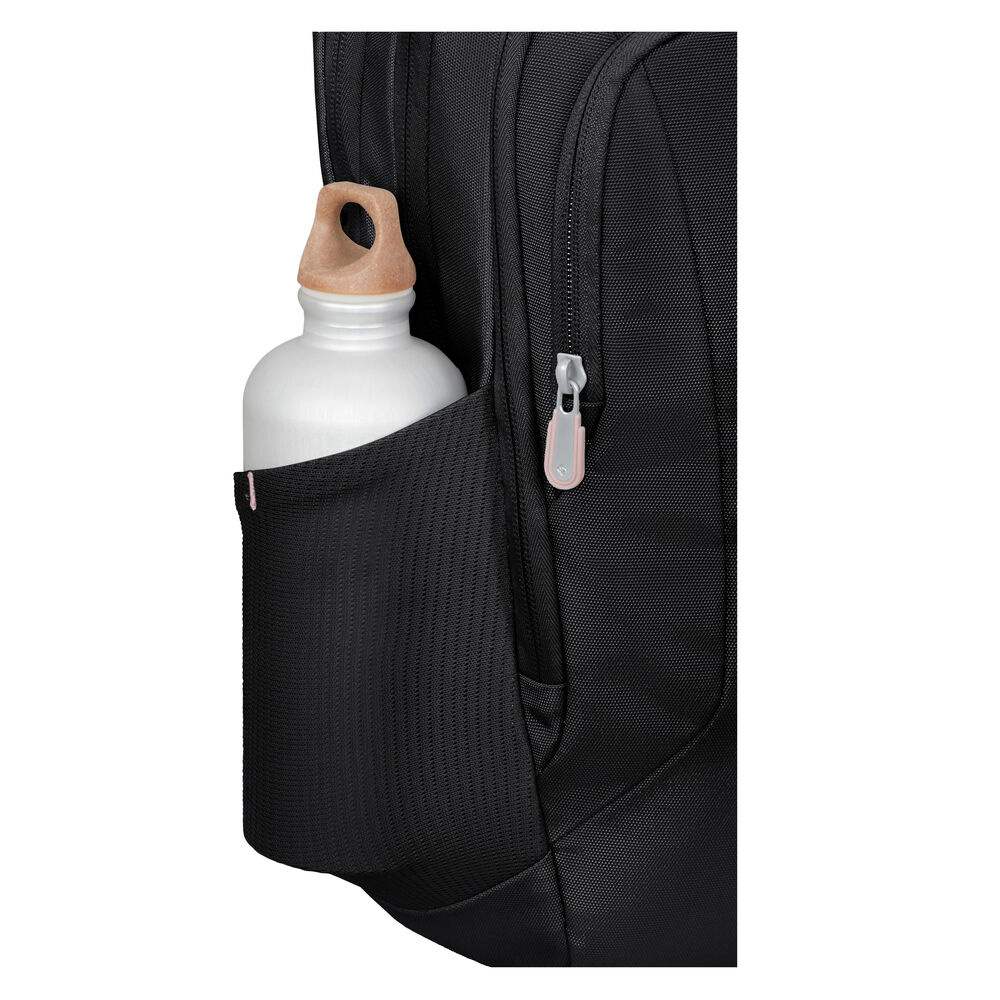 Ein schwarzer Rucksack mit einer Wasserflasche in der Seitentasche. Die Flasche ist silberfarben mit Holzgriff. Ein Reißverschluss ist ebenfalls zu sehen.