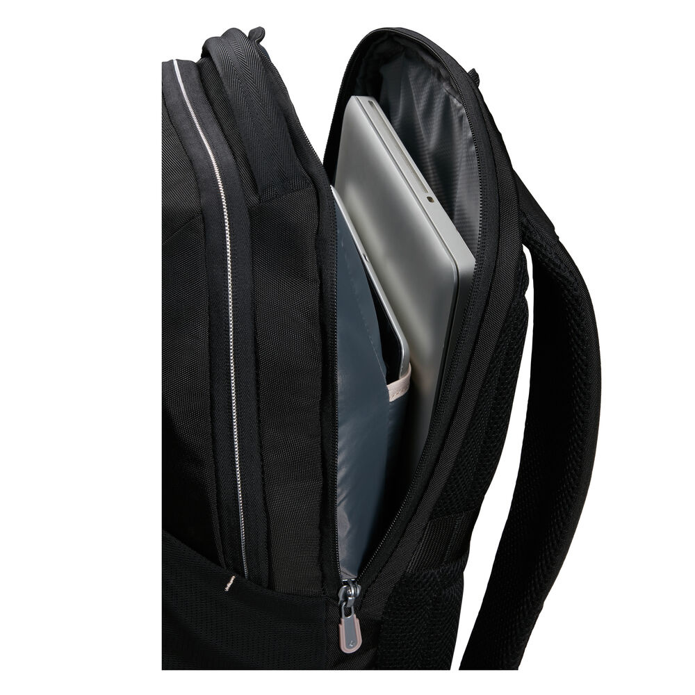 Schwarzer Rucksack offen, zeigt Laptop und andere Gegenstände. Reißverschluss sichtbar. Eine weiße Zipperlinie ist links.