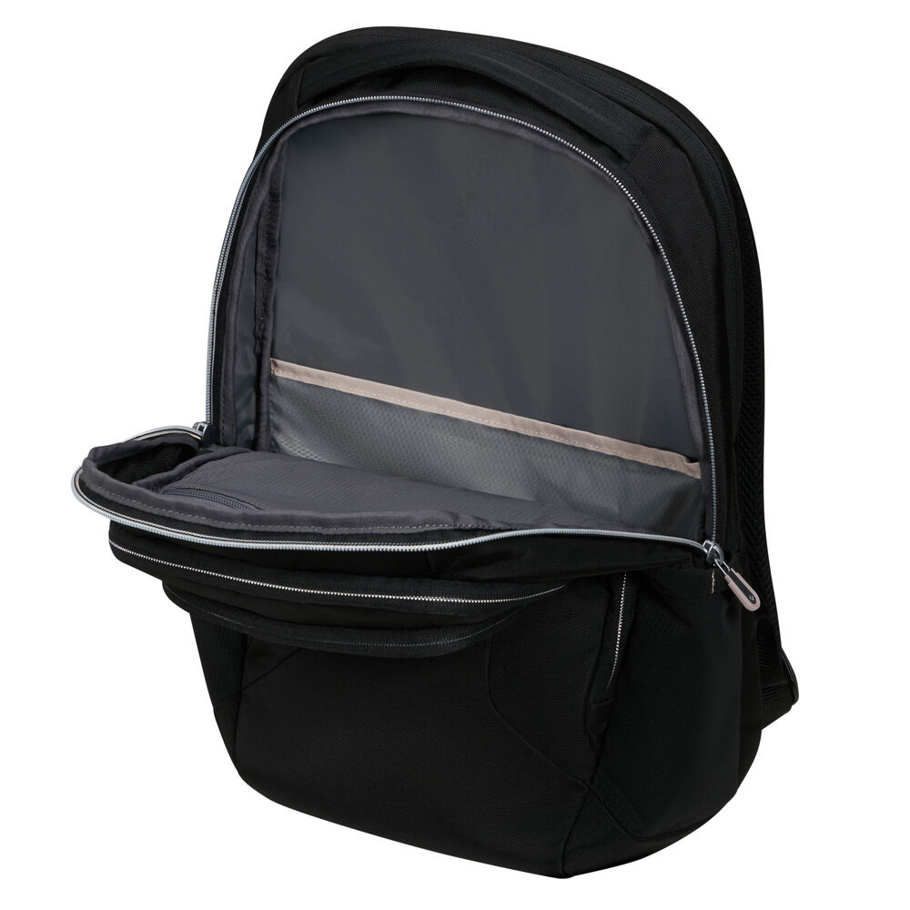 Ein schwarzer Rucksack ist offen. Das Hauptfach und die Vordertasche sind sichtbar. Reißverschlüsse sind silber. Innen gibt es graue und beige Stoffe.