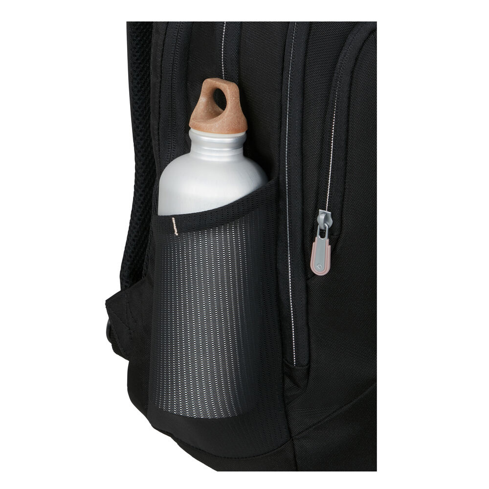 Nahaufnahme eines schwarzen Rucksacks mit einer silbernen Wasserflasche in der Seitentasche. Die Flasche hat einen Holzdeckel. Ein Reißverschluss ist ebenfalls sichtbar.