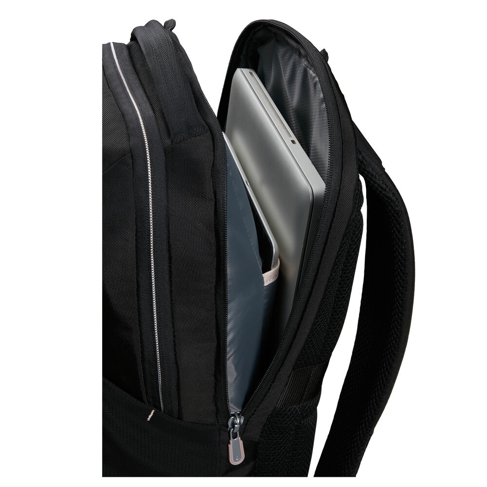 Schwarzer Rucksack offen, zeigt Laptop und Tablet in gepolsterten Fächern. Reißverschluss, weißer Besatz und Schultergurt sichtbar.