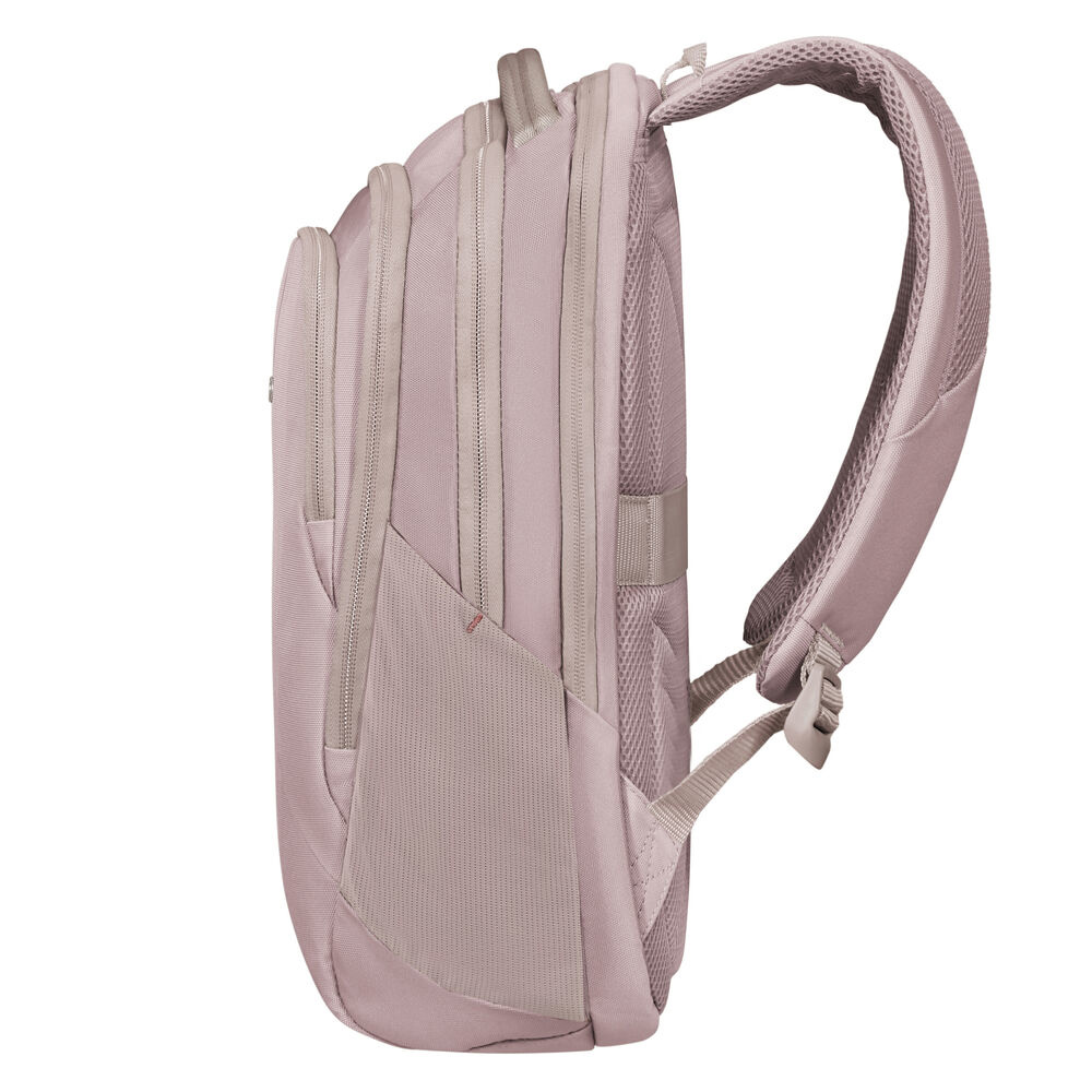 Seitenansicht eines rosa Rucksacks mit mehreren Fächern, Reißverschlüssen und gepolsterten Schultergurten, vor weißem Hintergrund.