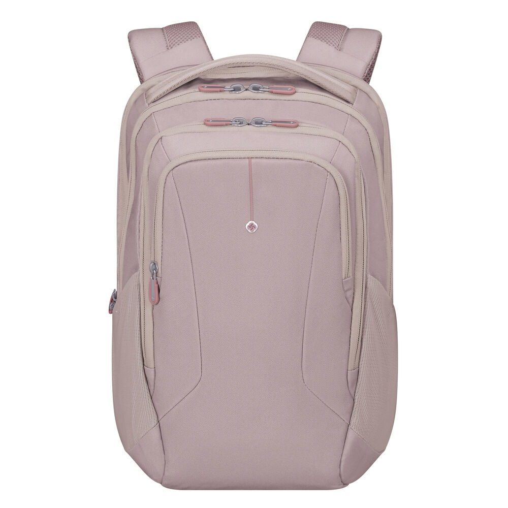 Nahaufnahme eines rosafarbenen Rucksacks mit mehreren Fächern, Reißverschlüssen und gepolsterten Schultergurten, vor weißem Hintergrund.