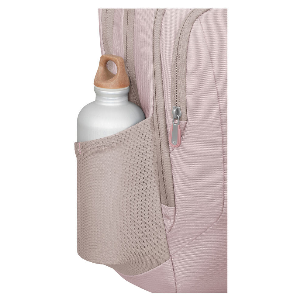 Ein pinkfarbener Rucksack mit einer Wasserflasche in der Seitentasche. Die Flasche ist silberfarben mit einem braunen Deckel. An der Seite befindet sich ein Reißverschluss.