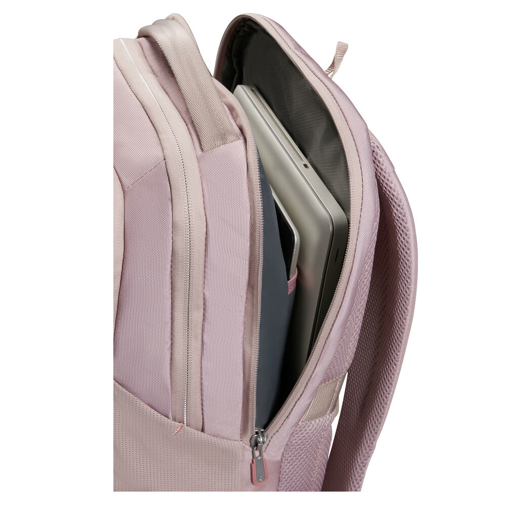 Ein offener rosa Rucksack, der einen Laptop und ein graues Notizbuch zeigt. Der Reißverschluss ist teilweise geöffnet.