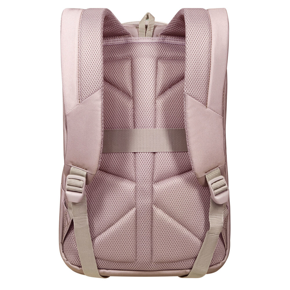 Nahaufnahme der Rückseite eines staubrosafarbenen Rucksacks. Er hat gepolsterte Schultergurte, ein Mesh-Rückenteil und einen Brustgurt.