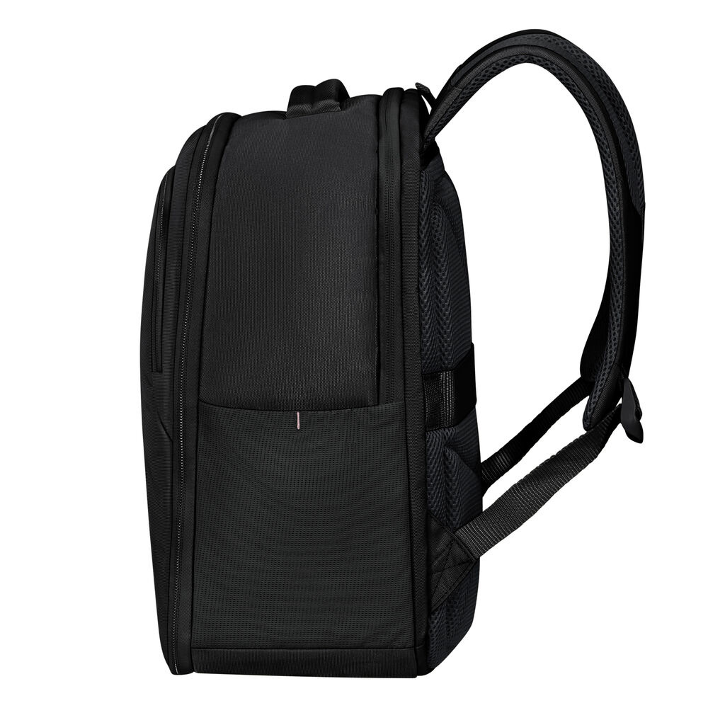 Ein schwarzer Rucksack mit gebogenen Schultergurten. Er hat ein Hauptfach und eine Vordertasche mit einer kleinen rosa Linie.
