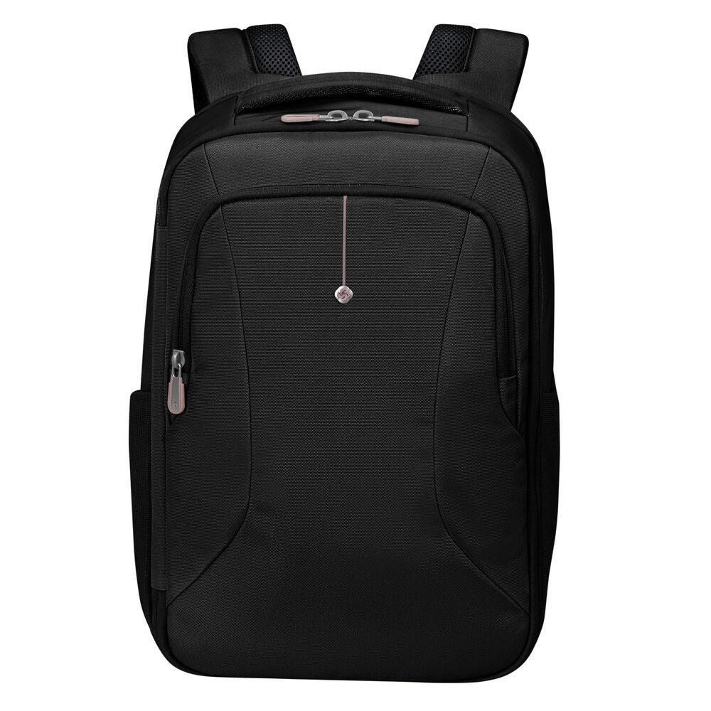 Ein schwarzer Rucksack mit mehreren Fächern und gepolsterten Trägern. Er hat ein vertikales silbernes Logo und einen Reißverschluss an der Seite.
