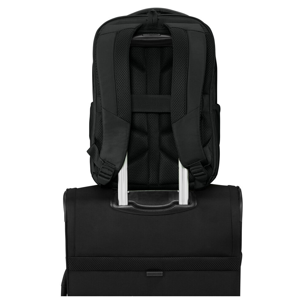 Schwarzer Rucksack auf einem schwarzen Koffer. Der Rucksack hat gepolsterte Gurte und einen Griff. Der Koffer hat einen ausziehbaren Griff.
